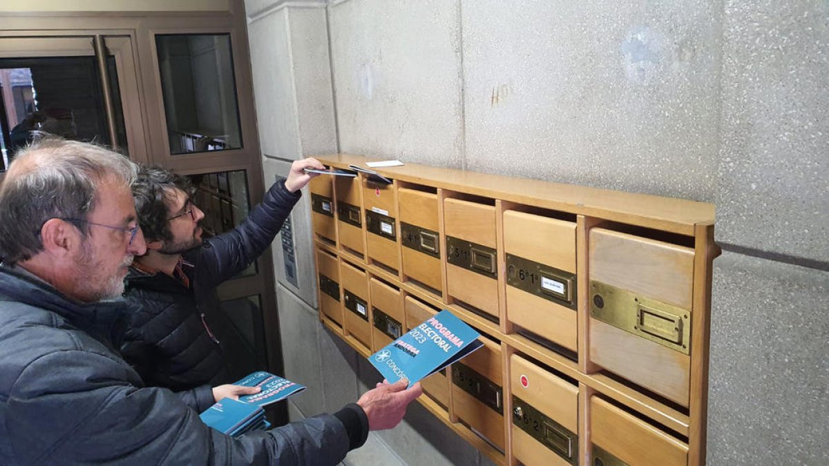 Concòrdia deixant programes electorals a la bústia.