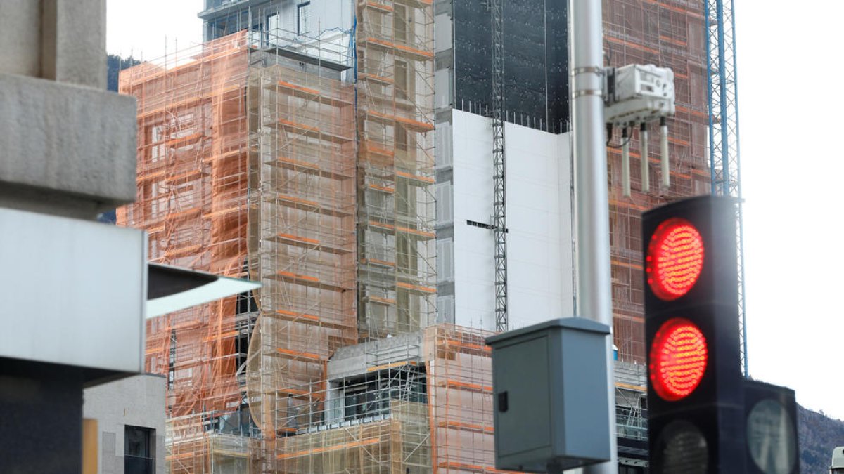 Uns edificis en construcció.