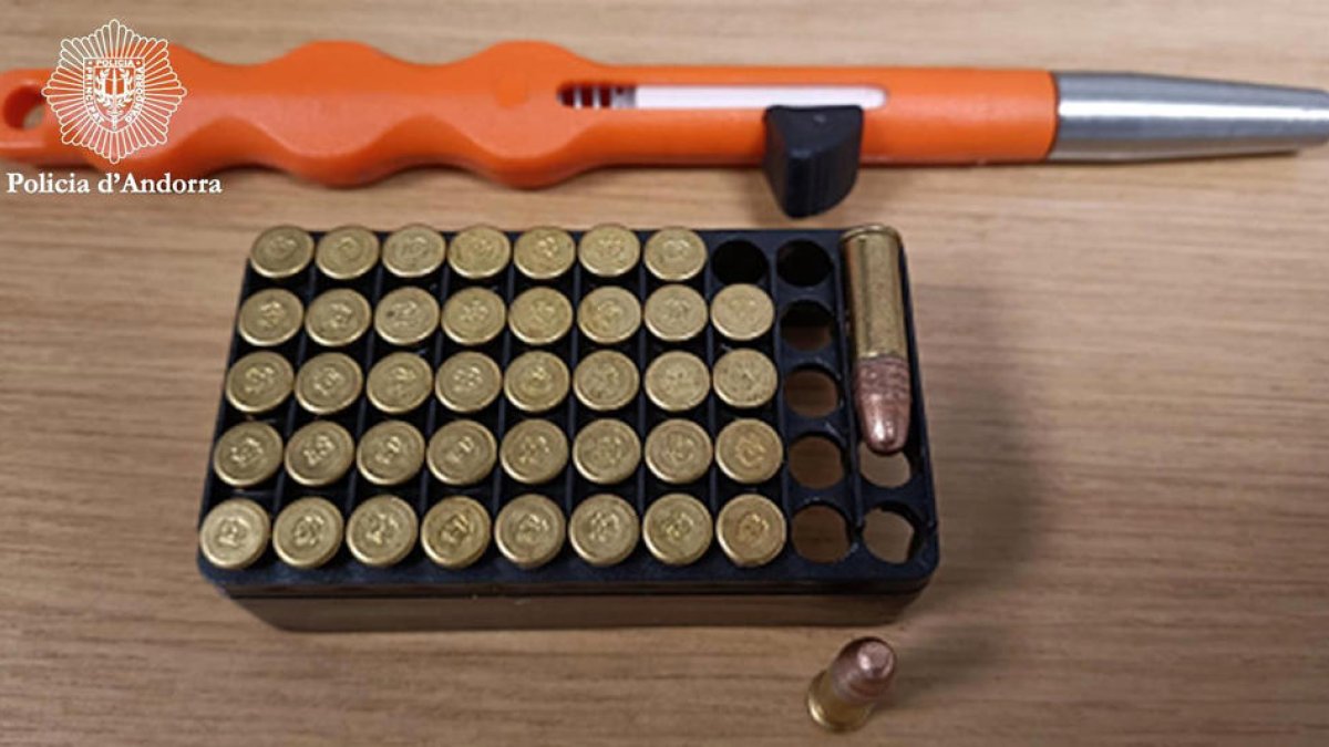 El bolígraf pistola que portava el jove.