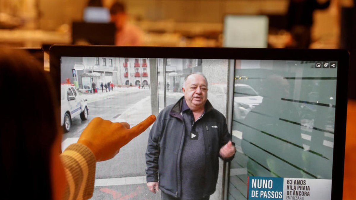 Una usuària visionant el programa.