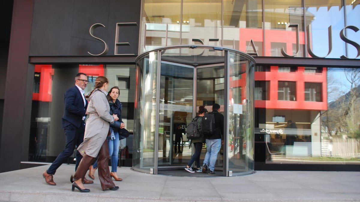 Maribel Lafoz, Víctor Filloy i Noèlia Dobarro a la seu de la Justícia