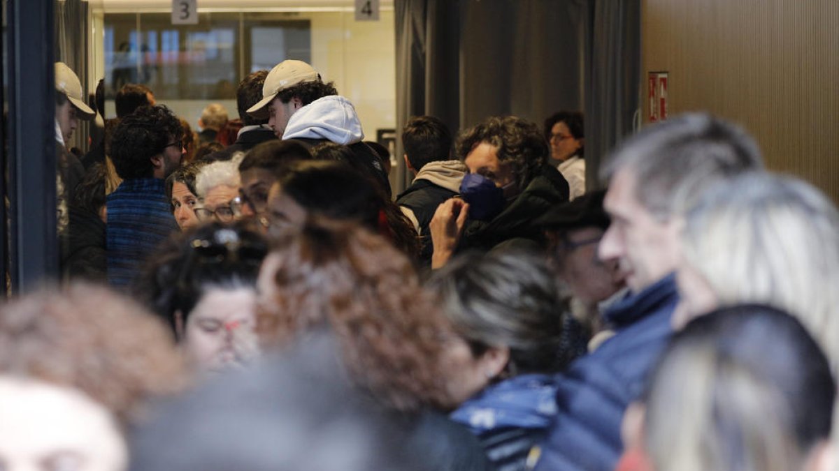 Electors votant aquesta tarda a la Batllia