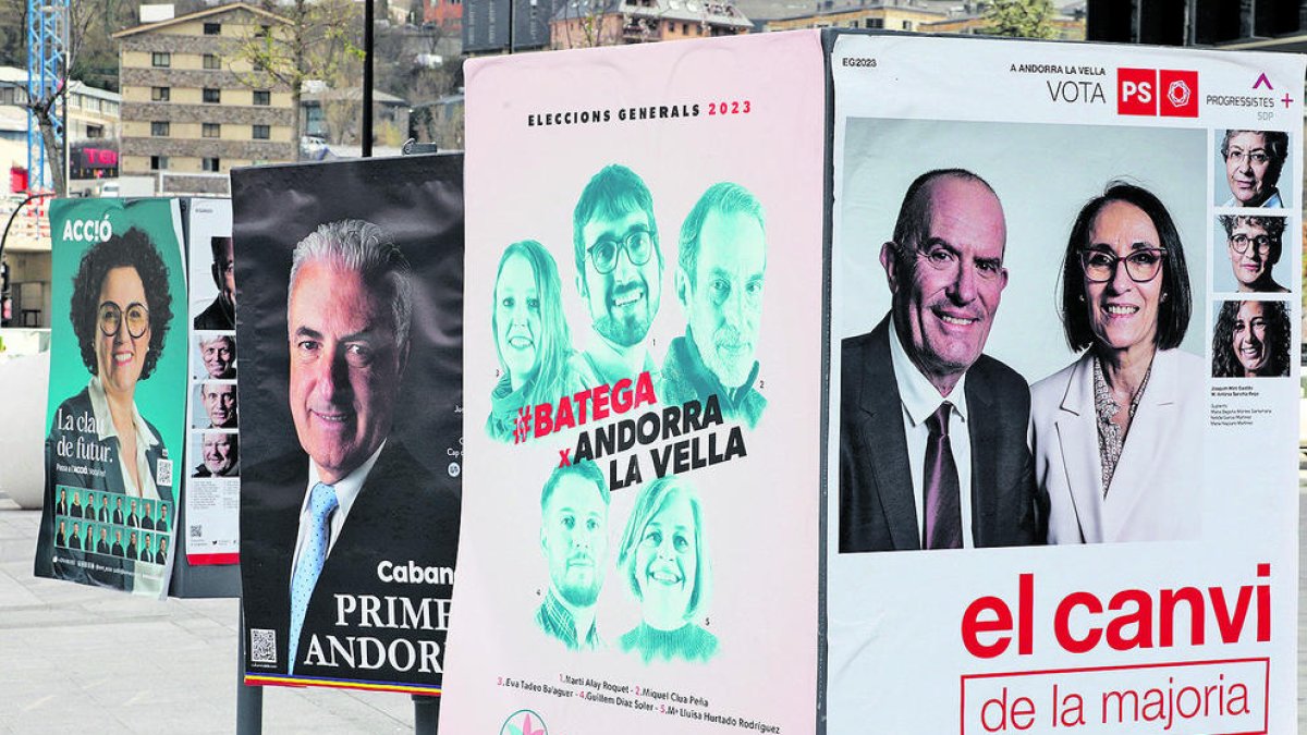 Cartells electorals d'alguns dels partits que es presenten a les eleccions generals.
