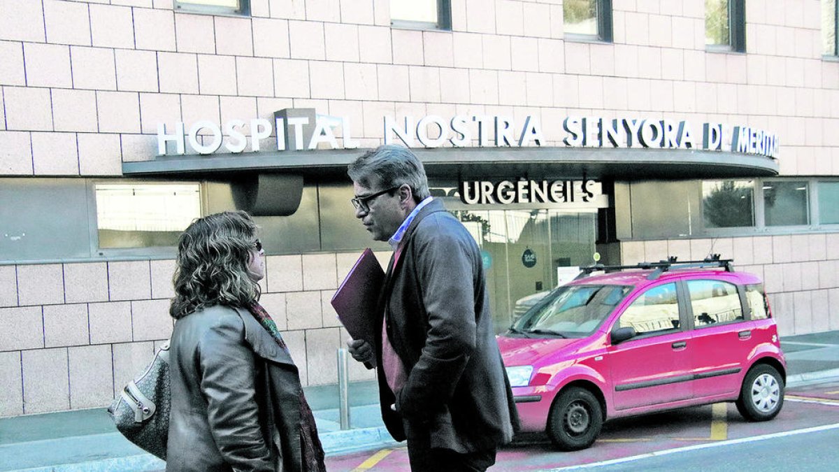 Els candidats socialdemòcrates davant de l'hospital.