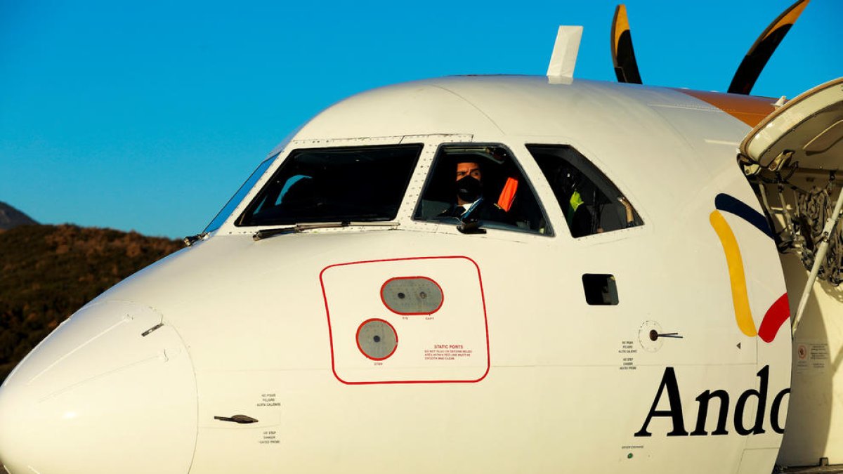 Un pilot d'Air Nostrum a bord de l'avió a la Seu.
