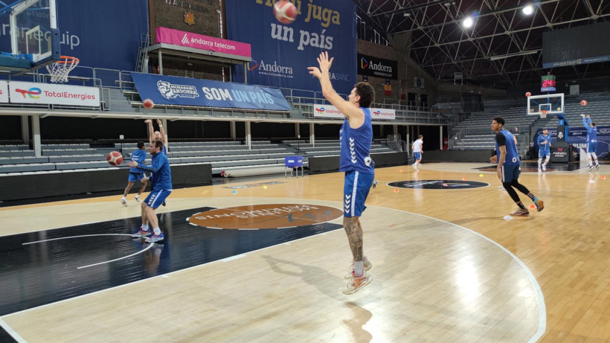 Els jugadors del MoraBanc Andorra van fer la darrera sessió d'entrenament.