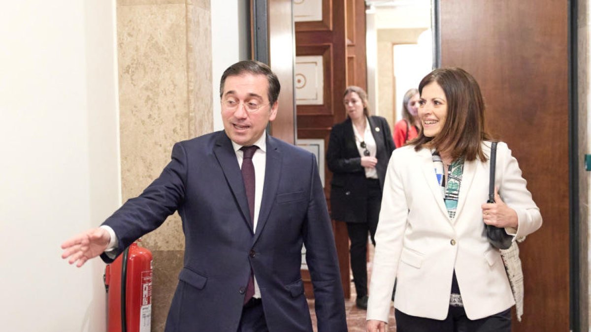 Els dos ministres, ahir a Madrid.