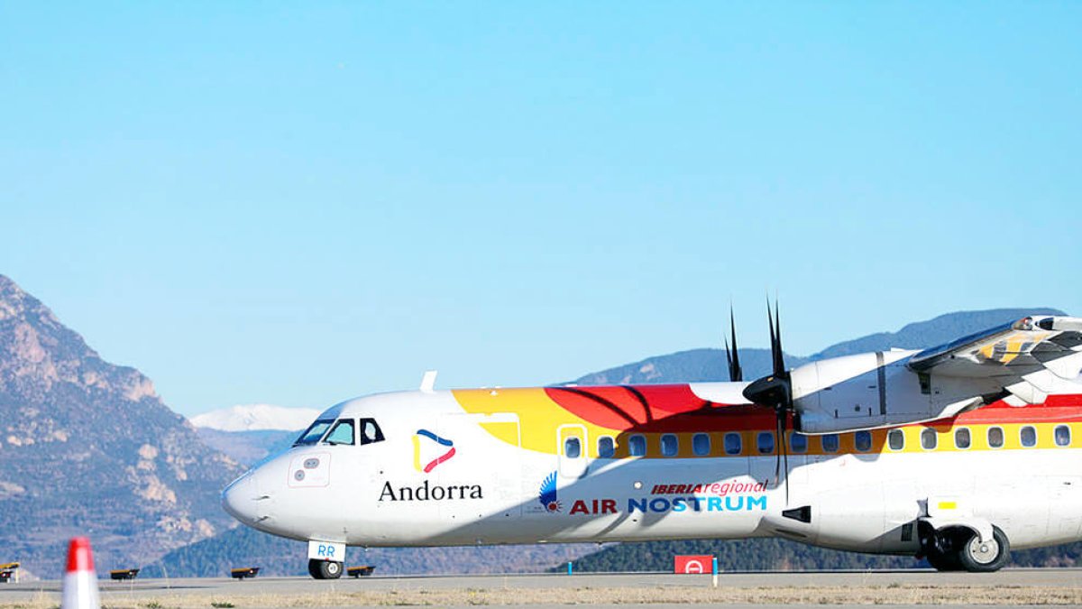 Un avió a l'aeroport.