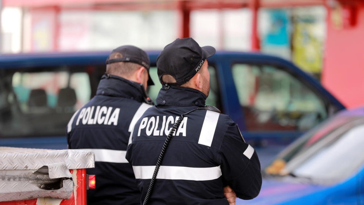 Agents de policia durant una intervenció.