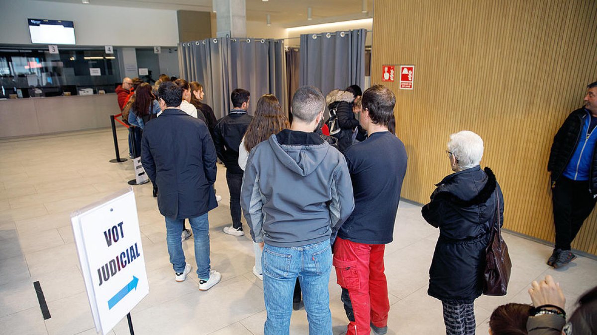 Cues de gent ahir a la Batllia per votar.