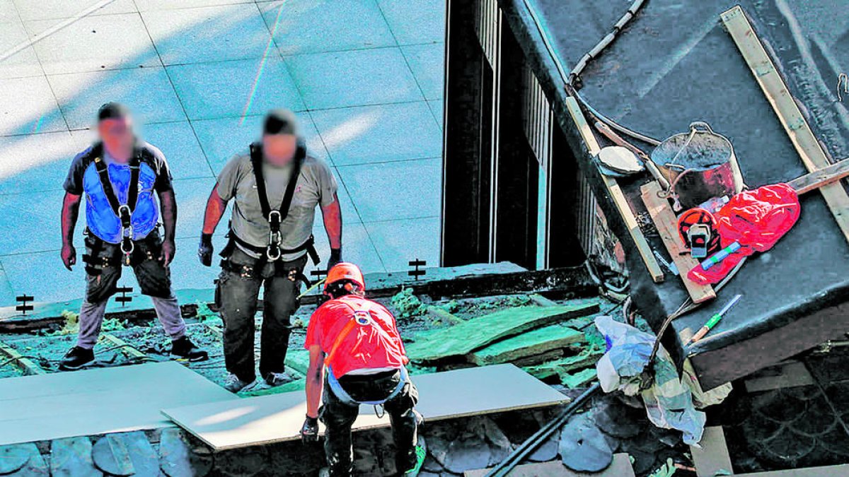 Un grup de treballadors en una obra.