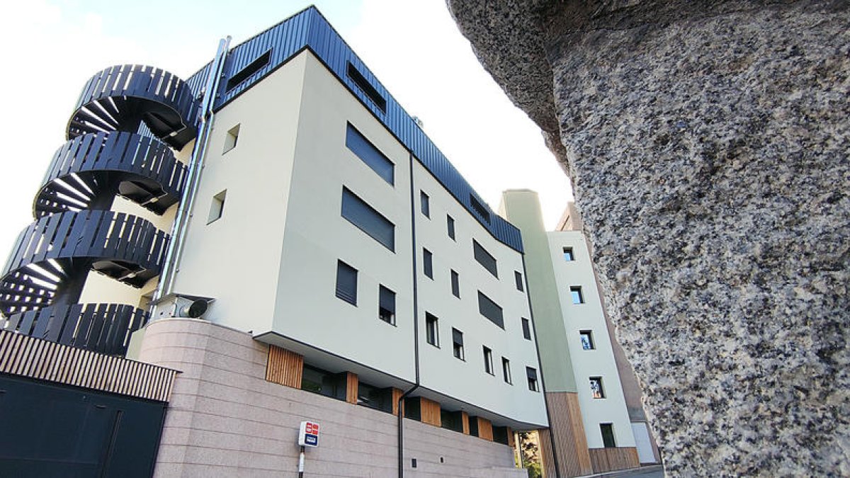L'exterior de l'edifici de Santa Coloma.