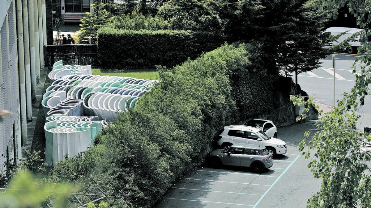El material que haurà de reconvertir la piscina en un parc aquàtic ja ha arribat.