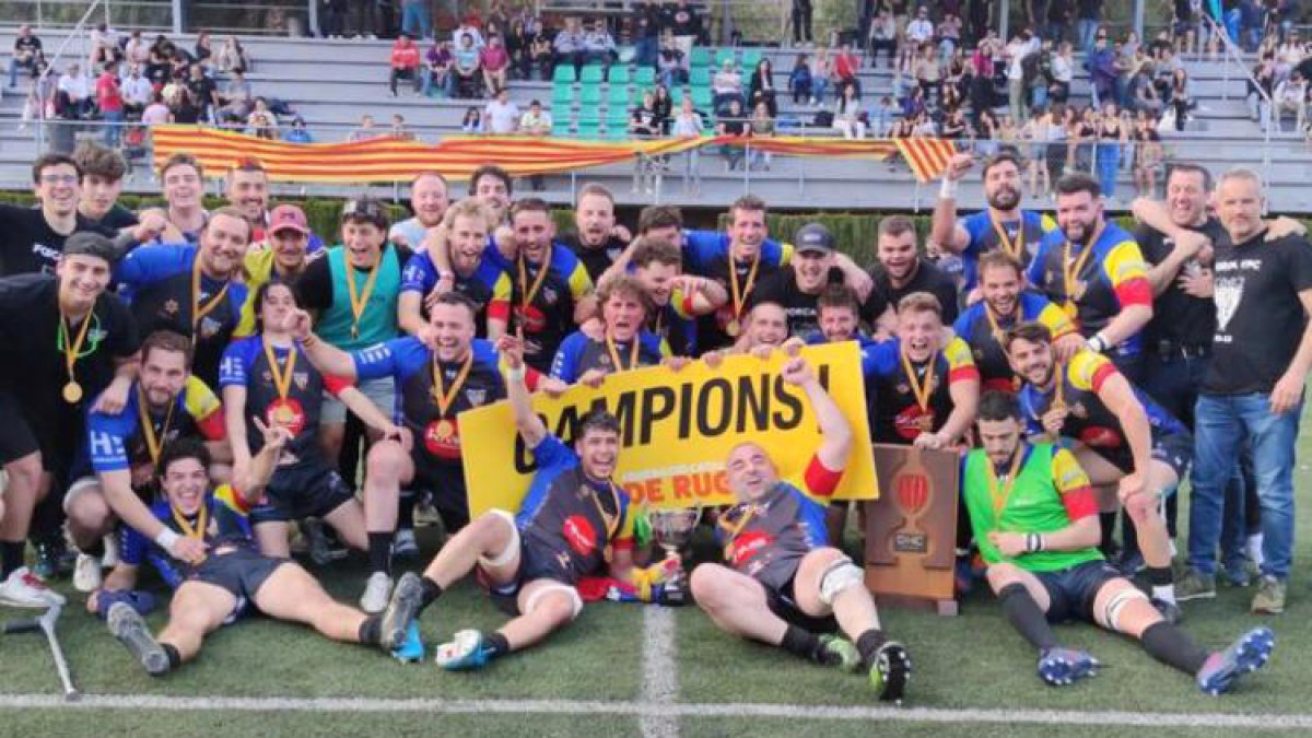 Els jugadors i 'staff' del VPC van celebrar el títol a la mateixa gespa.