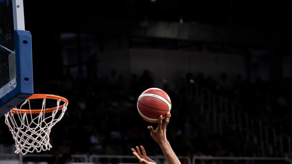 Felipe dos Anjos, en lluita amb Smith, va ser l'MVP tricolor ahir.