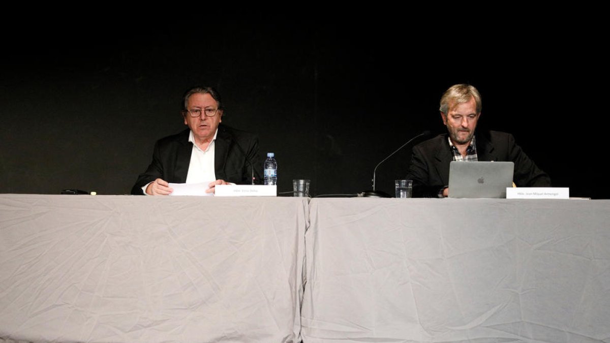 Enric Dolsa i Jean Michel Armengol en una reunió en contra de Grifols.