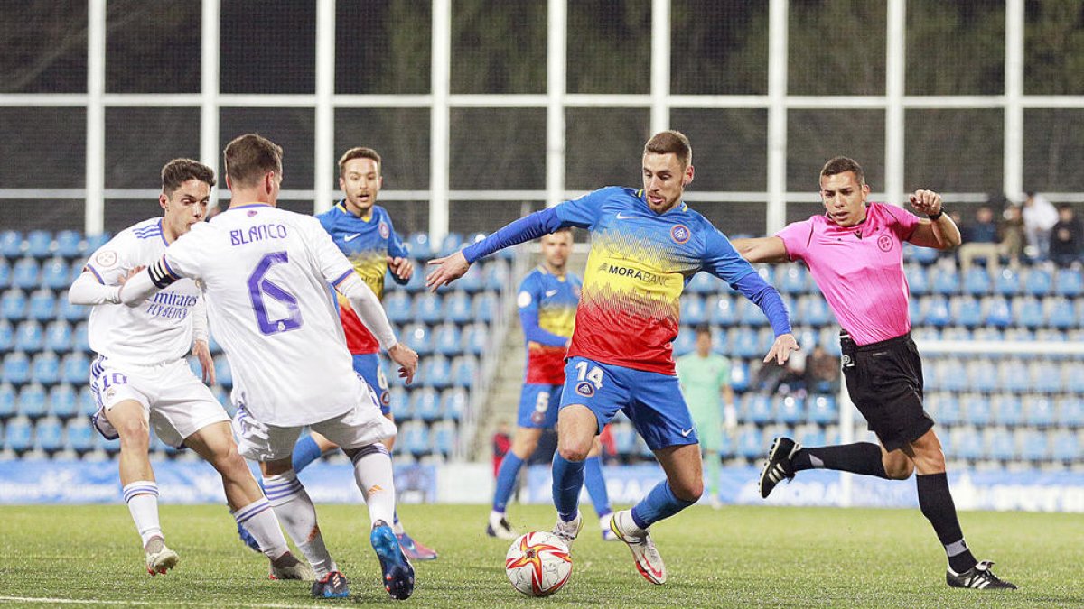 Sergio Molina en una acció del duel de diumenge passat contra el Saragossa.