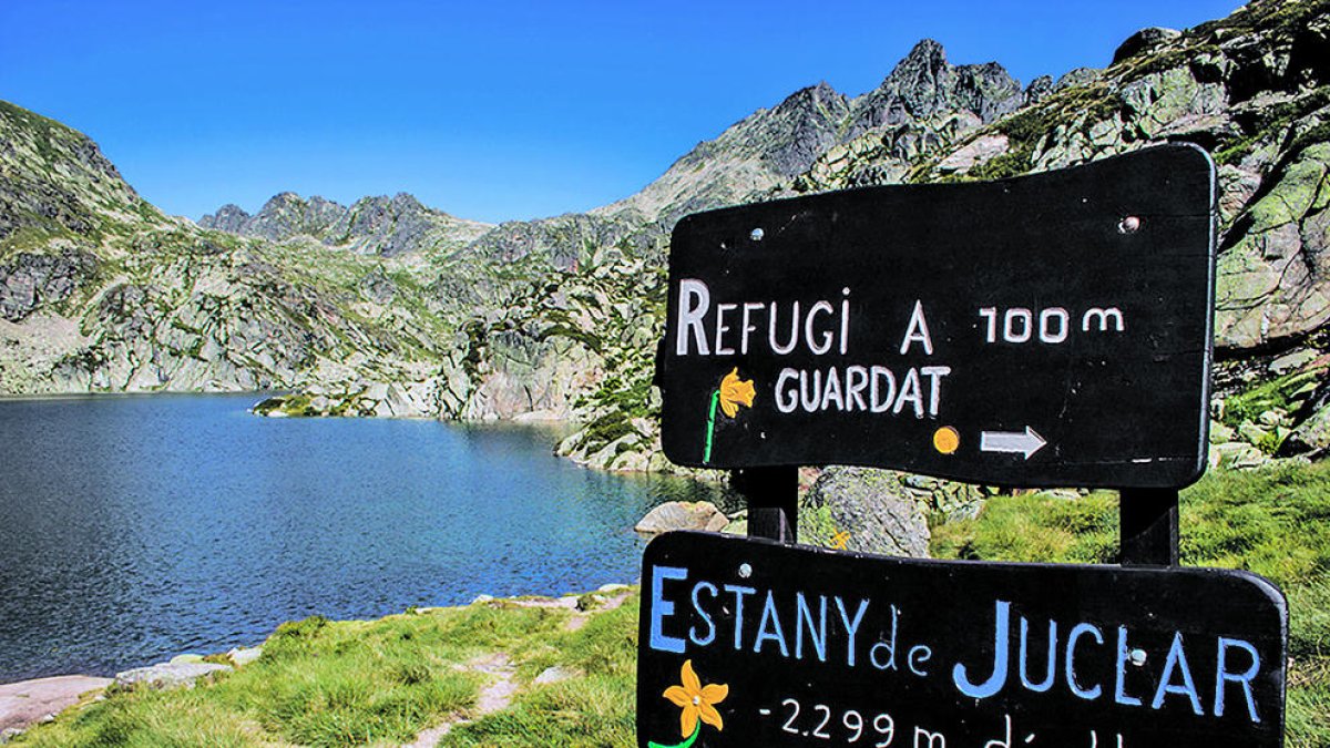 Les motos circulaven pel camí que porta a l'estany.