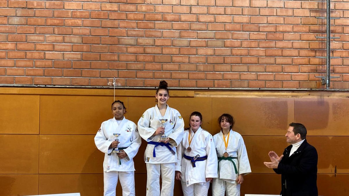 Podi de la categoria +63 kg.