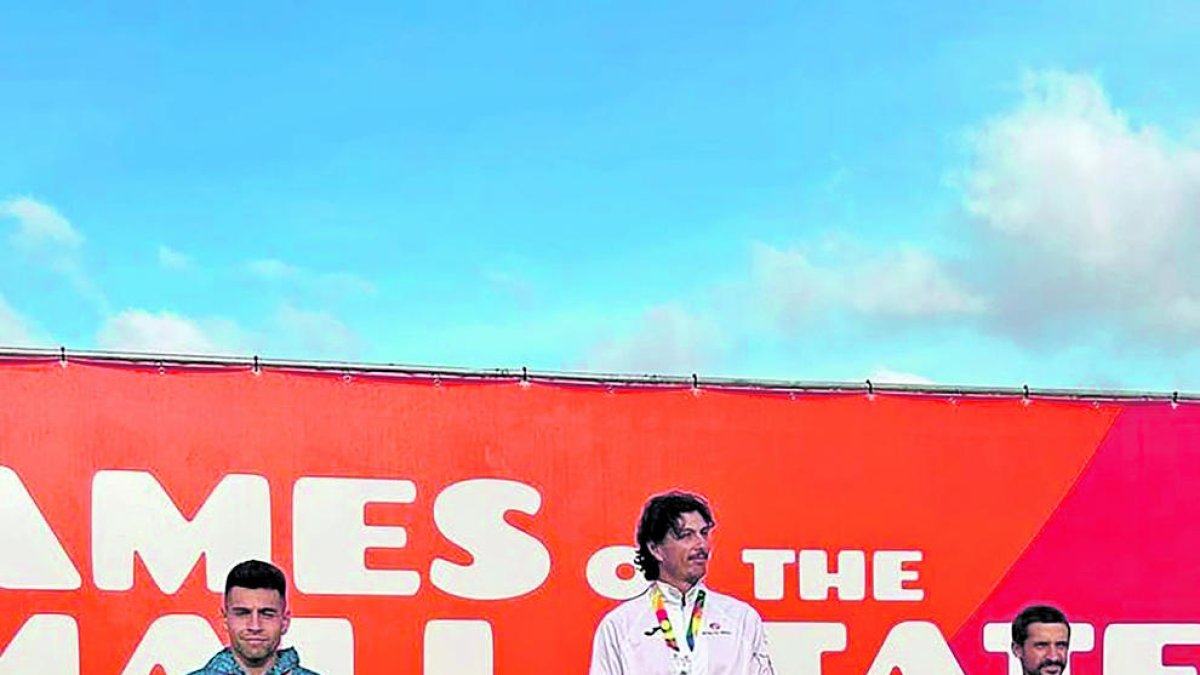 Nahuel Carabaña, a l'esquerra, amb la medalla de plata.