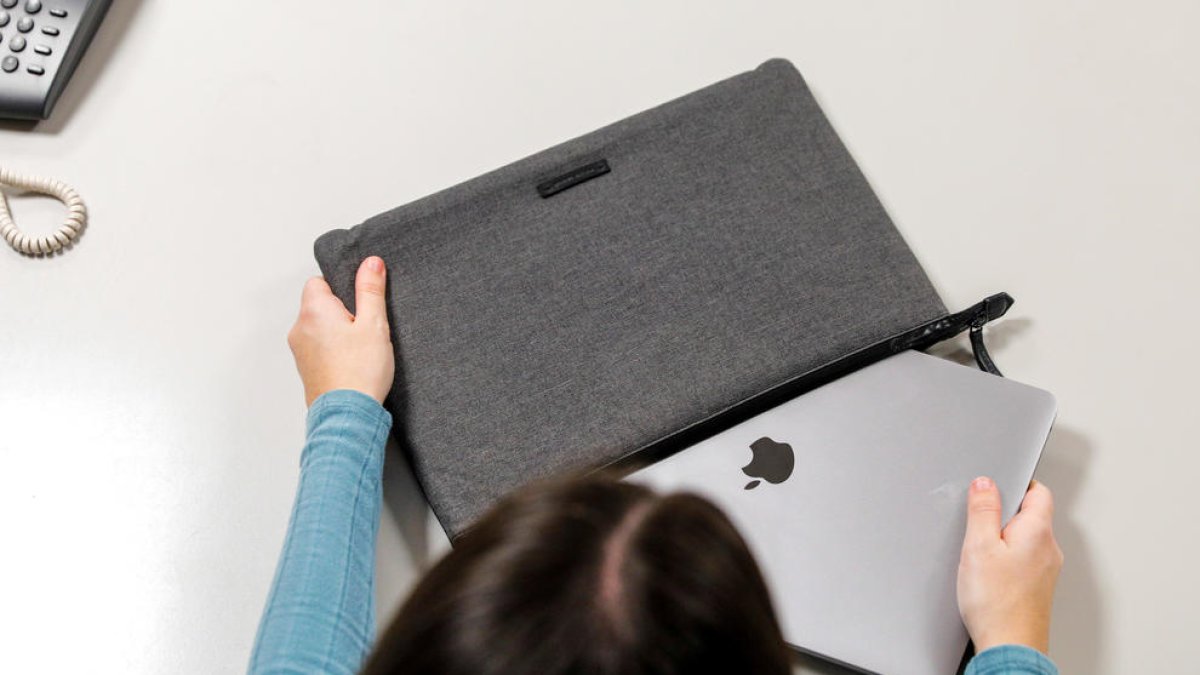 L'acusada al·lega que no va tornar el portàtil a temps per problemes de salut.