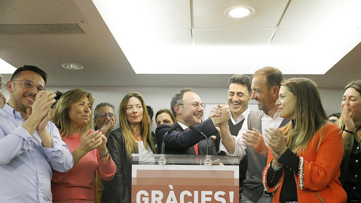 Xavier Espot rodejat dels candidats s'adreça als simpatitzants per celebrar la victòria de DA per majoria absoluta a les eleccions.