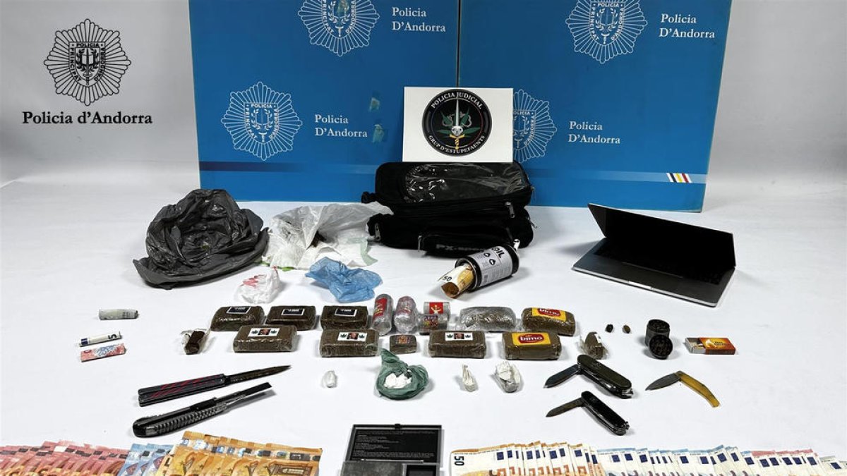 Droga, diners i estris localitzats per la policia en l'operació Tim 2.0