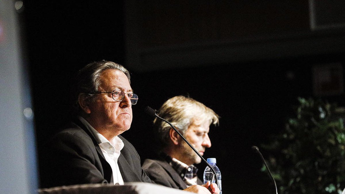 Dolsa i Armengol en una reunió contra Grifols.