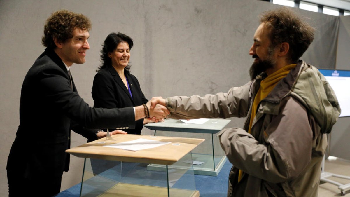 El primer ciutadà de la parròquia a votar a l'urna de la Massana.