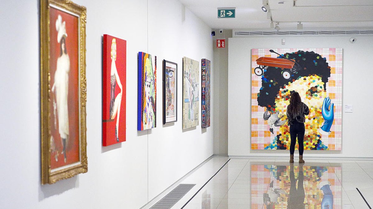 Al fons de la sala, 'Dona amb boina negra', de David Salle (1952).