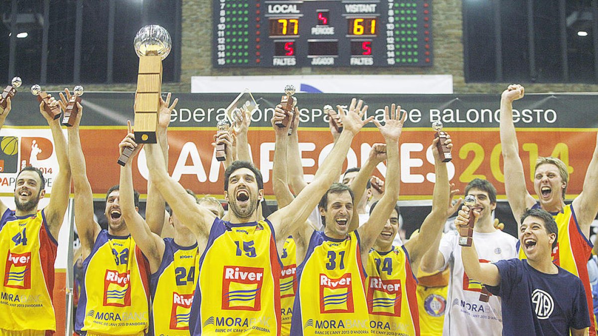 Els jugadors del MoraBanc Andorra celebrant la Copa Príncep del 2014.