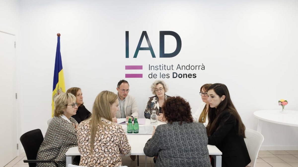 Visita del cap de Govern i la secretària d'Estat, Mariona Cadena, a l'Institut Andorrà de les Dones
