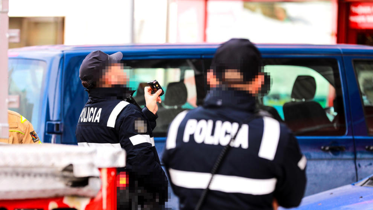 Dos agents de policia al Pas de la Casa.