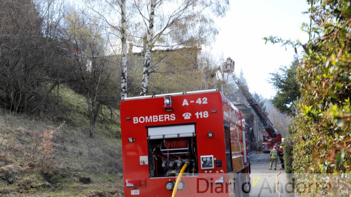 Camió del bombers actuant a l'incendi d'Auvinyà