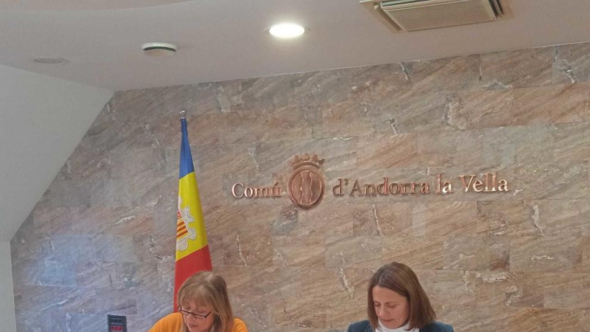 Conxita Marsol i Rosa Gili han signat el protocol d'acord aquest migdia