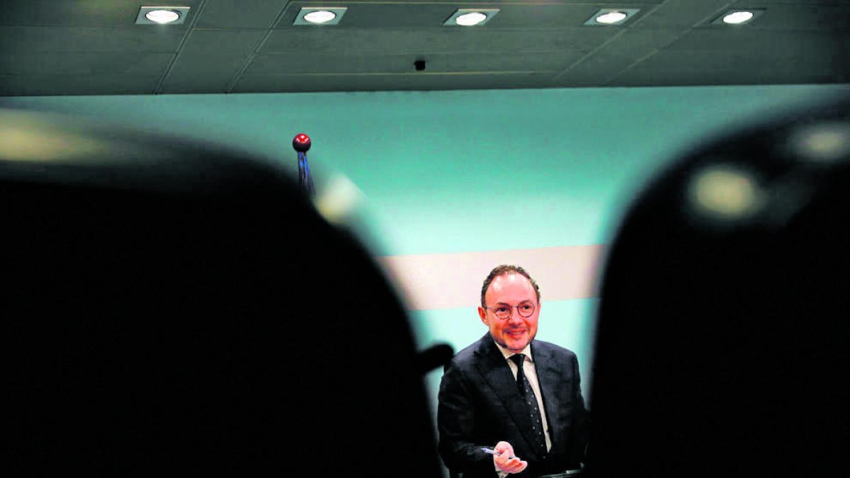 Espot dona sis dies als partits per fer les llistes. Els telèfons de cosins, cunyats i amics que els candidats no han vist en quatre anys ja treuen fum.