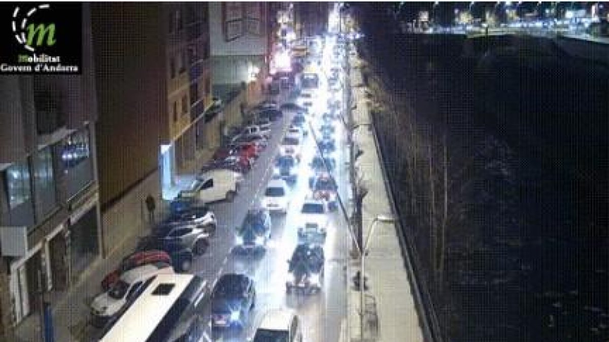 Cua aquesta tarda a l'avinguda Francesc Cairat