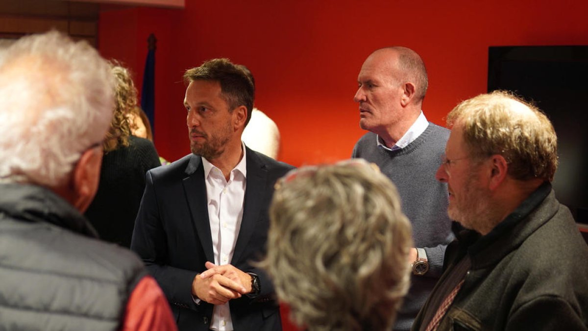 Els socialdemòcrates Pere López i Quim Miró durant la nit electoral.