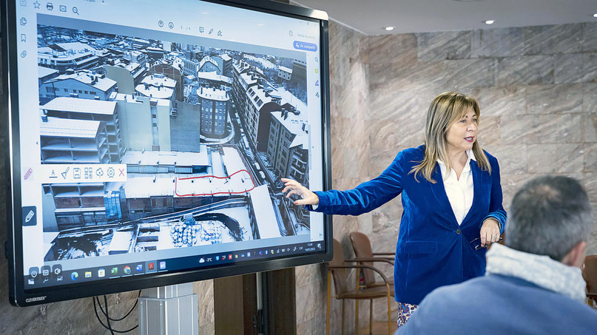 L'excònsol Conxita Marsol amb una imatge del lloc on es faran els pisos