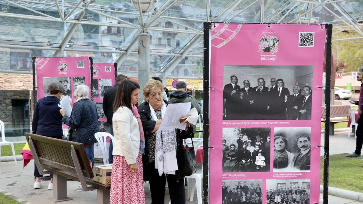 Laura Mas amb una padrina en la mostra per identificar fotos antigues d'Encamp