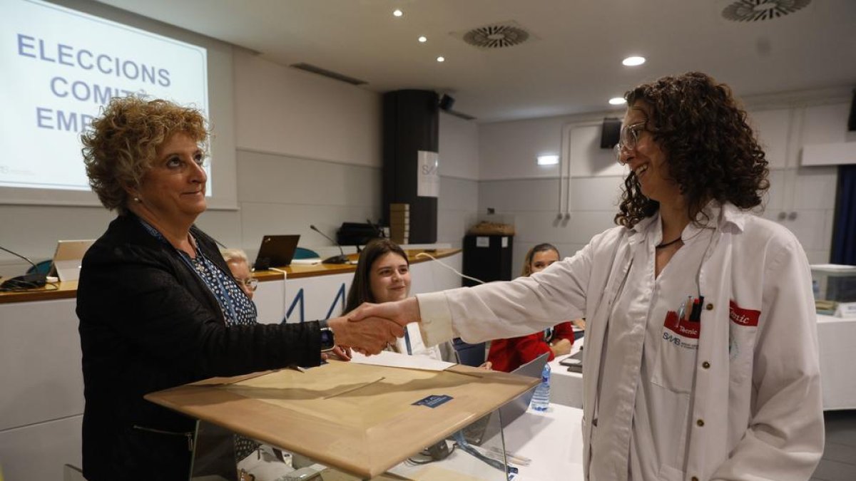 Una empleada del SAAS votant ahir