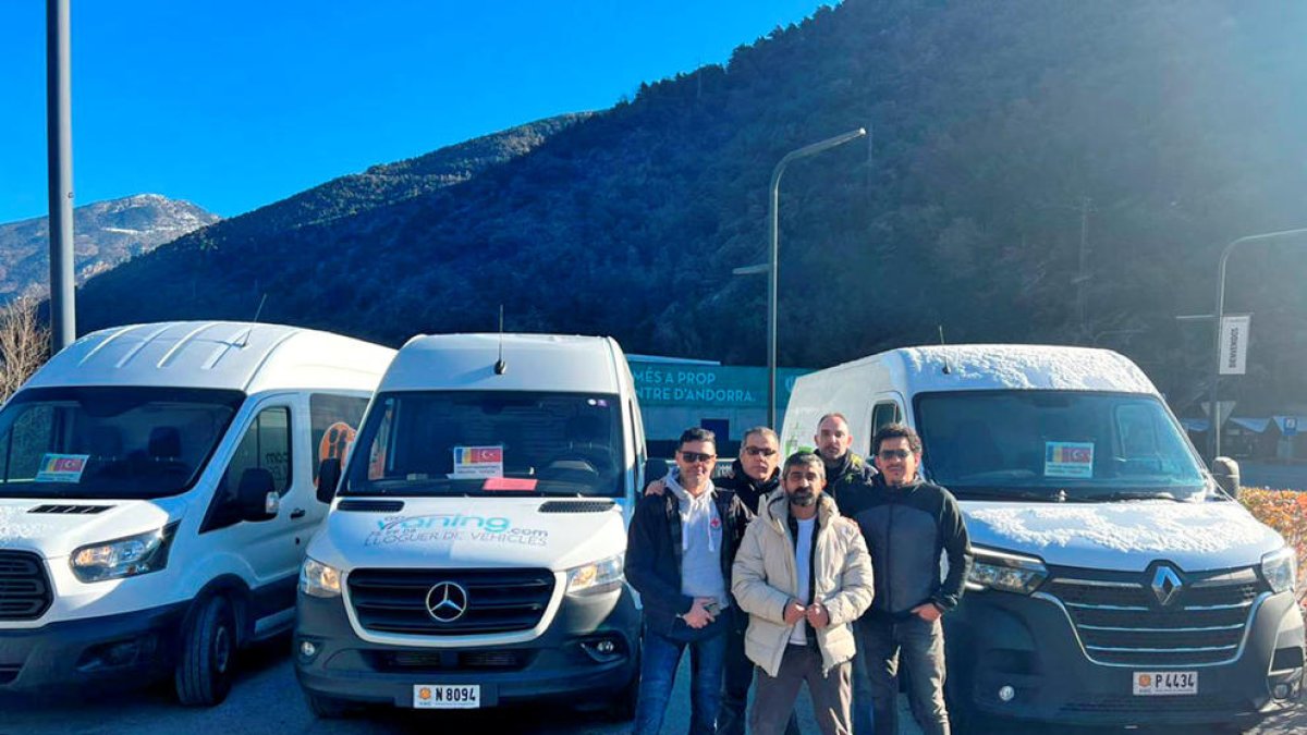 Tres furgonetes d'ajuda humanitària
