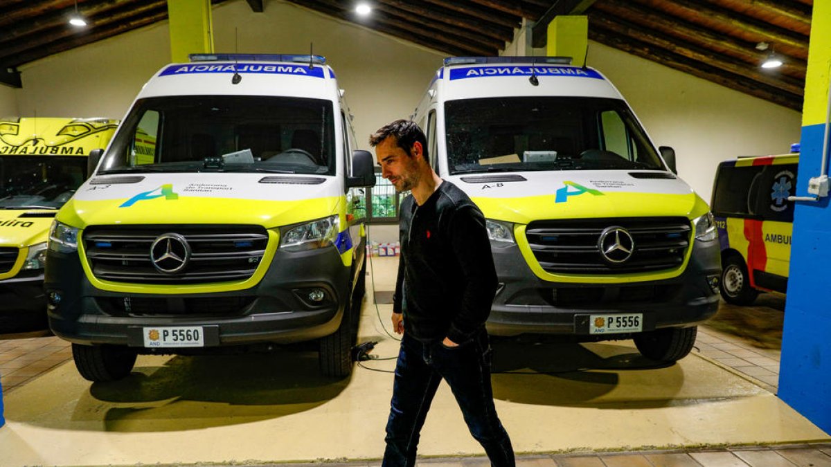 Ballestà, ahir entre ambulàncies de la concessionària.