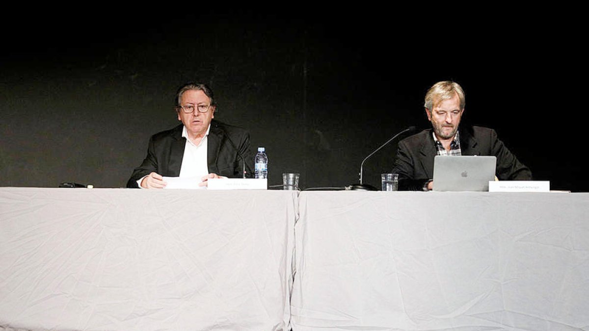 Enric Dolsa i Jean Michel Armengol en una reunió contra Grifols.