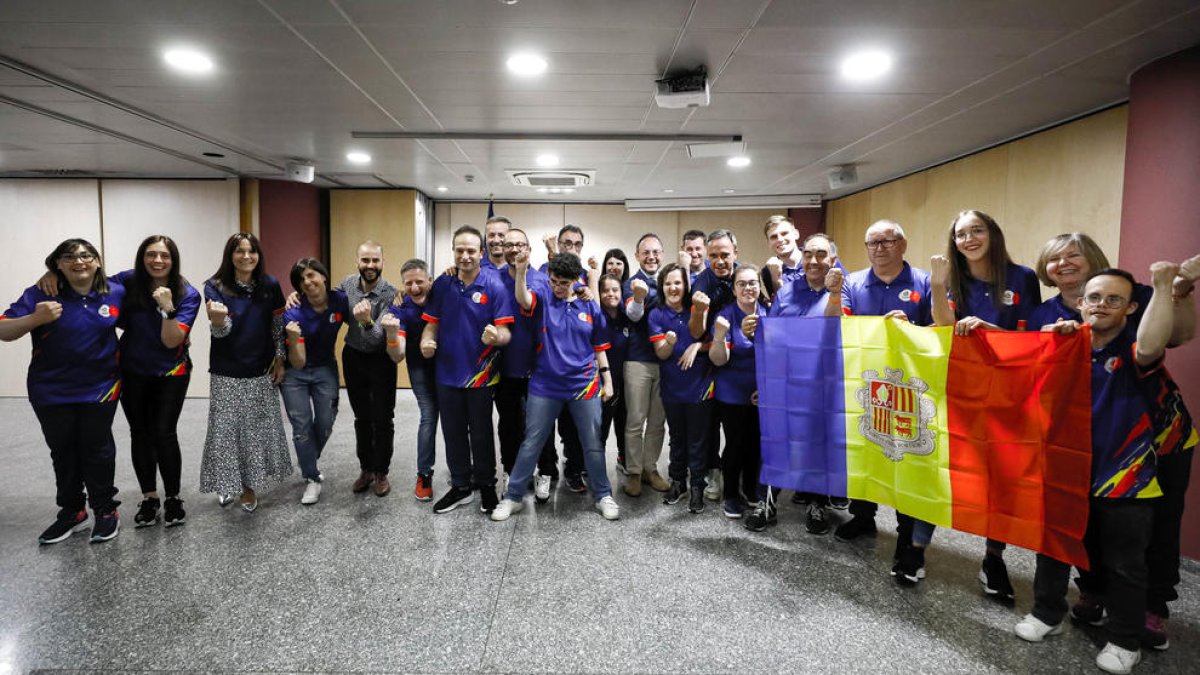 Espot, Bonell i Cabanes amb la delegació de Special Olympics Andorra.