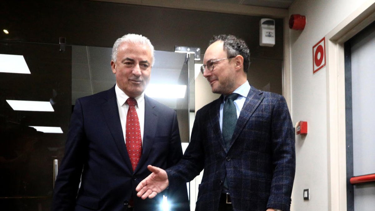 Josep Maria Cabanes i Xavier Espot se saluden.