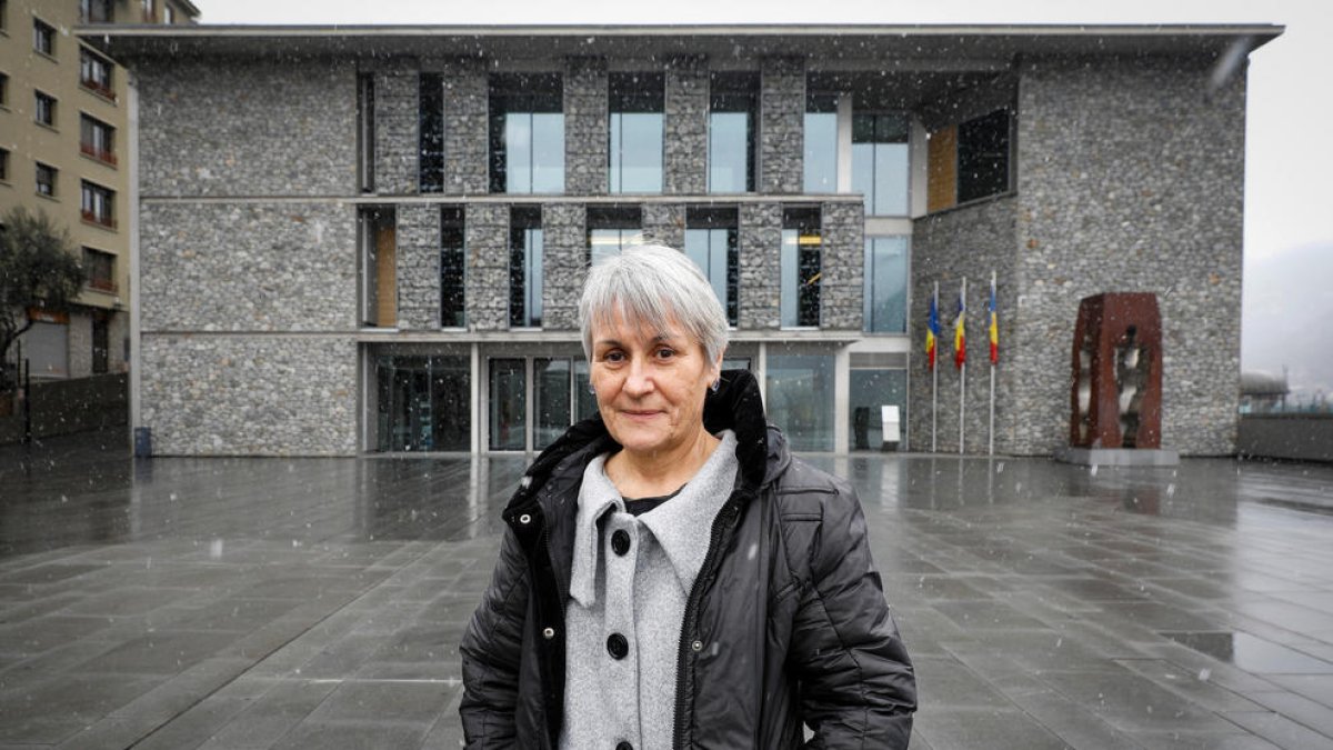 La síndica, Roser Suñé, a la plaça del Consell General.