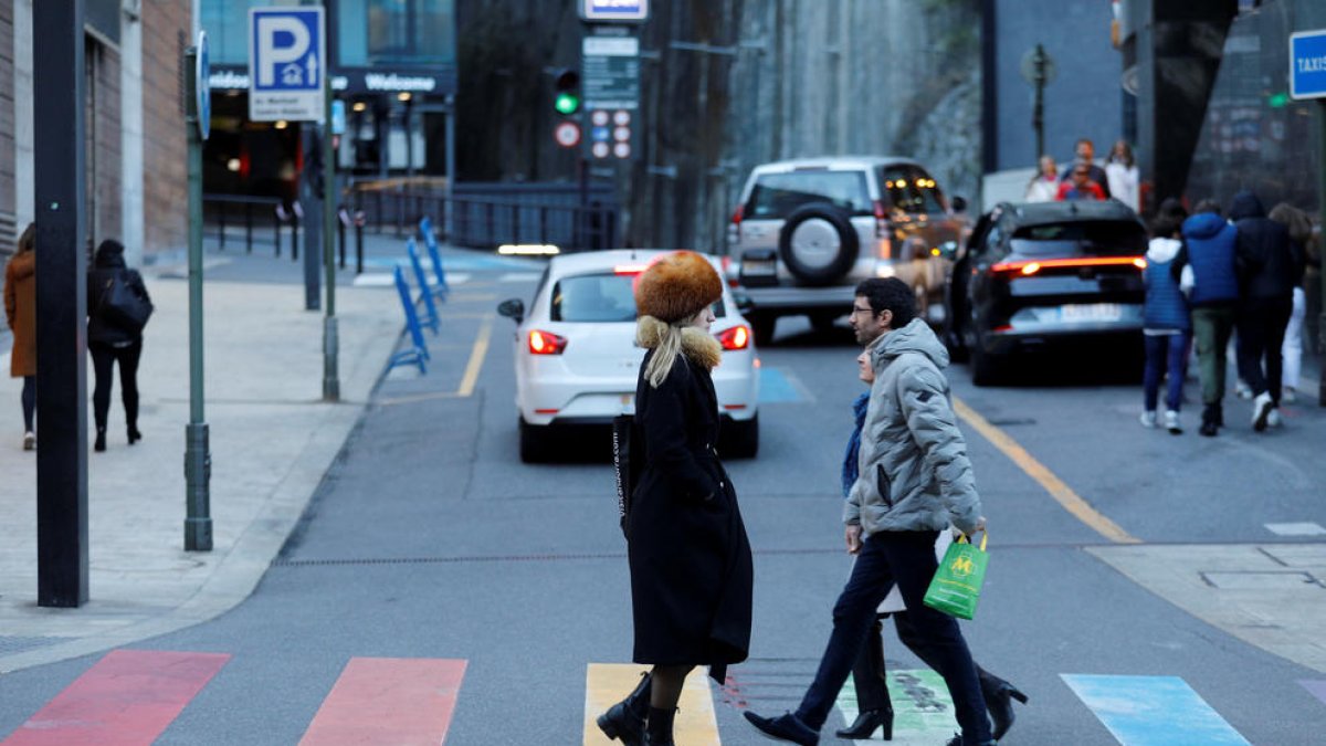 Turistes a l'avinguda Meritxell.