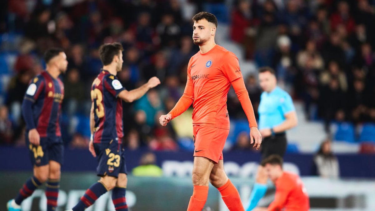 L'extrem grec Christos Almpanis es lamenta després d'una acció ahir al Ciutat de València.