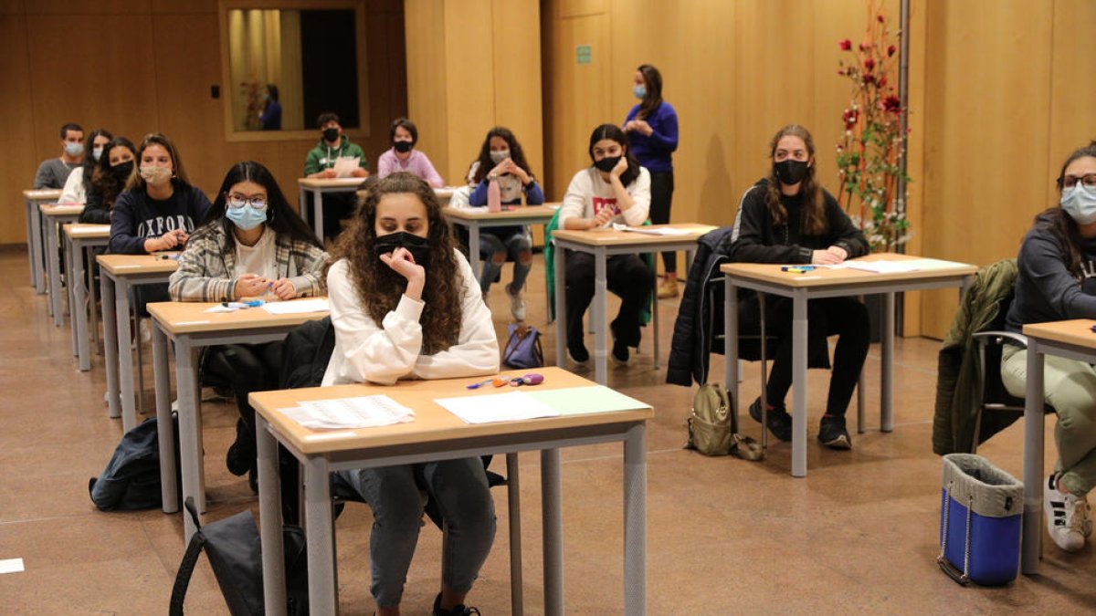 Alumnes durant un examen oficial.